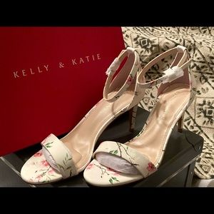 Kelly & Katie White Flower Print Sandal